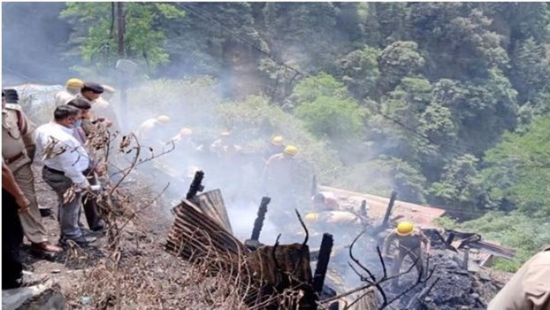 शिमला: कृष्णानगर में दो कच्चे मकानों में लगी आग, एलपीजी सिलिंडर फटने से दहला इलाका