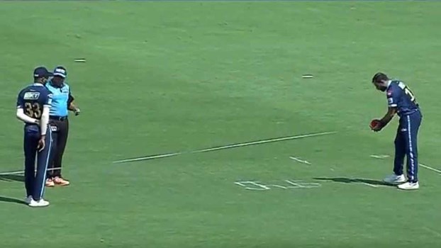 IPL 2022: मैच के बीच में इंची टेप लेकर क्यों पहुंचे मोहम्मद शमी? देखें वीडियो 