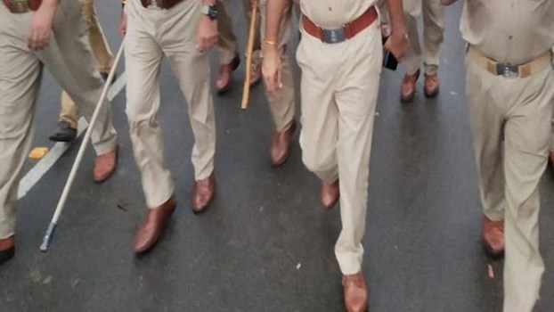 बदायूं : गैंगस्टर को पकड़ने गई पुलिस पर लाठी-डंडों और पत्थरों से हमला