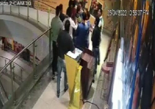 Noida Garden Galleria मॉल में हुई निर्मम हत्या का वीडियो आया सामने