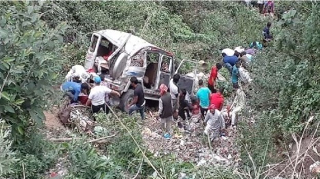 चमोली : खाई में गिरी गाड़ी, दो की मौत कई घायल   