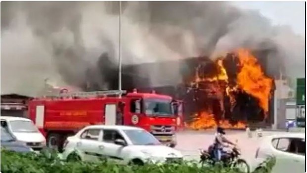 गुरुग्राम में शराब की दुकान जलकर खाक, दमकल की दो गाड़ियों ने पाया आग पर काबू