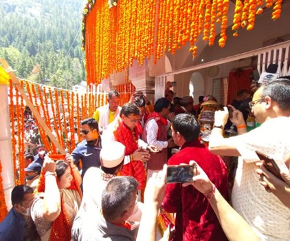 Char Dham Yatra : विधि विधान के साथ खुले गंगोत्री धाम के कपाट, PM मोदी के नाम से की गई पहली पूजा