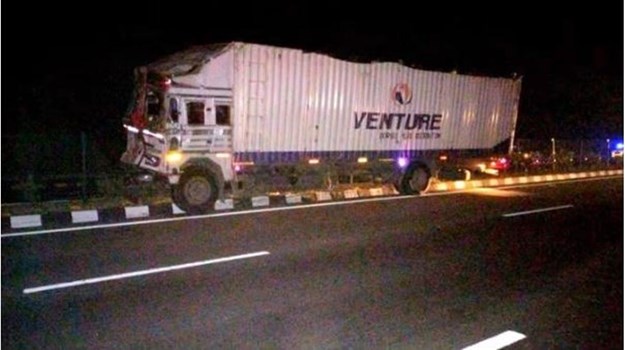 इटावा में सड़क हादसा: कंटेनर से टकराई टूरिस्ट से भरी बस, दो लोगों की मौत