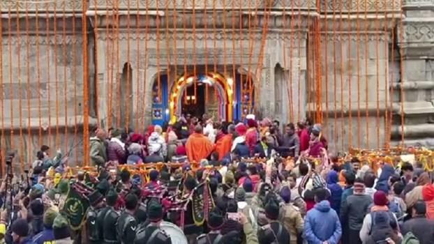 Chardham Yatra 2022: श्रद्धालुओं के लिए खुले केदारनाथ मंदिर के कपाट, CM धामी ने पत्नी संग की पूजा 