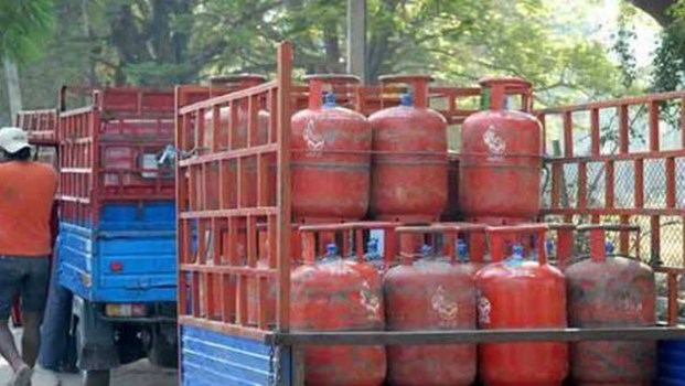 LPG price: आम आदमी के लिए खाना बनाना हुआ महंगा, घरेलू एलपीजी गैस सिलेंडर के बढ़े दाम