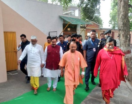 MP के दतिया पहुंचे CM योगी, पीताम्बरा पीठ के दर्शन करके मांगी यह मन्नत