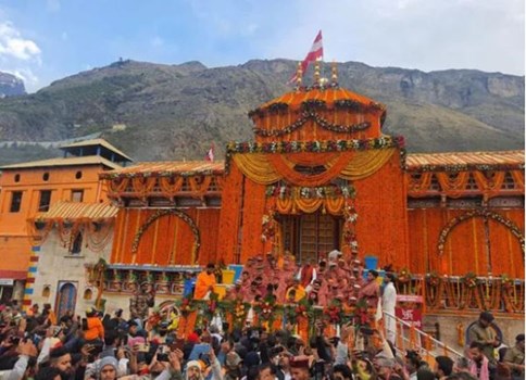 बदरीनाथ धाम के खुले कपाट, बड़ी संख्या में दर्शन के लिए पहुंचे श्रद्धालु