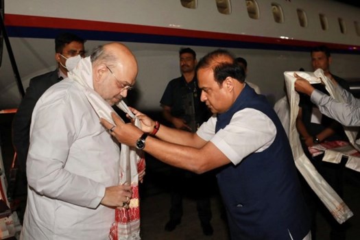 केंद्रीय गृह मंत्री अमित शाह असम पहुंचे, CM हेमंत बिस्वा ने किया स्वागत