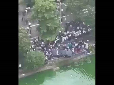 Sri Lanka: गुस्साए लोगों ने मंत्री को कार सहित झील में धकेला 