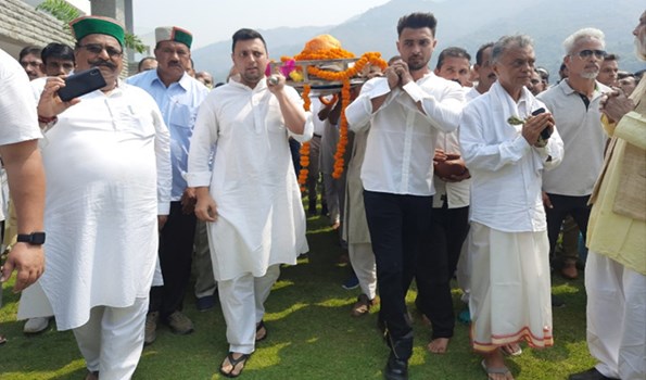 Mandi: सेरी मंच पर अंतिम दर्शन के लिए रखा गया पंडित सुखराम का पार्थिव शरीर, पोते आयुष ने दिया कंधा