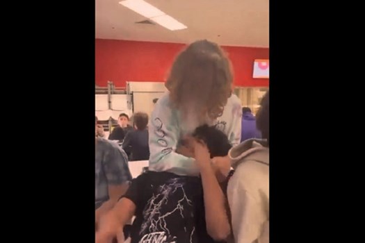 अमेरिकी स्कूल में भारतीय-अमेरिकी छात्र के साथ गला दबाकर की गई दादागिरी, Video Viral