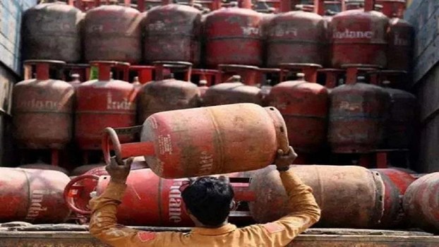 LPG Price : महंगाई का बड़ा झटका, घरेलू गैस सिलेंडर के दाम में फिर हुई बढ़ोतरी, जानें क्या है नए रेट 