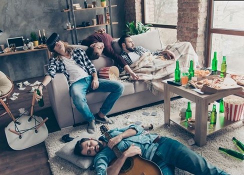 पार्टी के बाद हैंगओवर कर रहा परेशान, तो ऐसे करें झटपट दूर