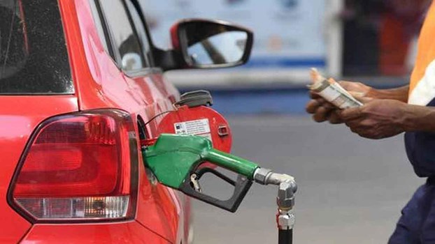 Sri Lanka Fuel Price Hike: आर्थिक संकट से जूझ रहे देश में तेल ने लगाई आग, पेट्रोल-डीजल के बढ़े दाम