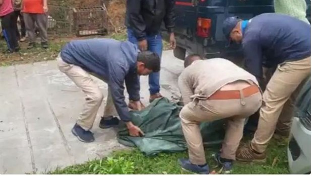 बेजुबान जानवर से ग्रामीणों ने लिया बदला, पिंजरे में कैद गुलदार को जिंदा जलाया