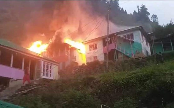 कुल्लू: तीन मकानों में लगी भीषण आग, 26 कमरे हुए जलकर राख