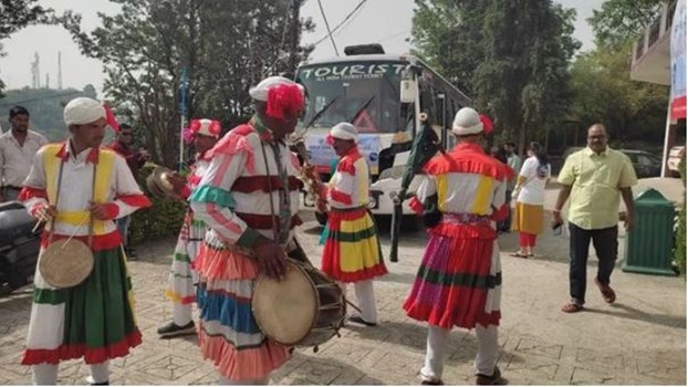 Adi Kailash Yatra: भीमताल पहुंचा 30 यात्रियों का पहला जत्था, छोलिया नृत्य के साथ हुआ भव्य स्वागत