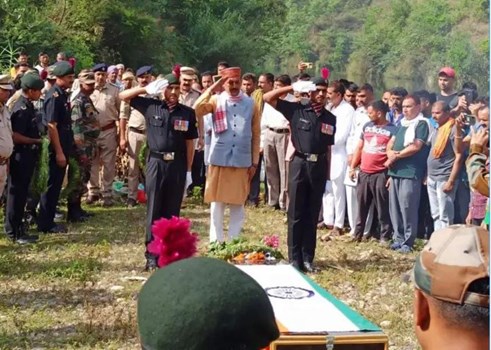 Hamirpur: भारतीय सैनिक राकेश कुमार का सैनिक सम्मान के साथ अंतिम संस्कार