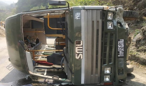 Chamba: सड़क पर पलटी सेना की स्कूल वैन, तीन बच्चे घायल