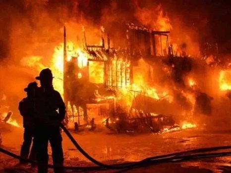 Hamirpur: कार्पेट और क्रॉकरी फैक्ट्री में लगी भीषण आग, दमकल की 23 गाड़ियों ने पाया काबू