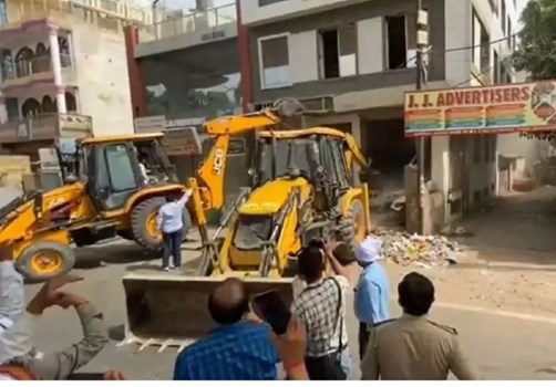 Prayagraj Violence: यूपी में मास्टरमाइंड जावेद के घर पर चला पीला पंजा, देखिये वीडियो