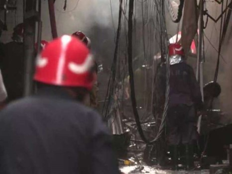 Delhi : गफ्फार जूता मार्केट में लगी भीषण आग, दमकल की 39 गाड़ियों ने पाया काबू