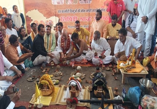 Kashi पहुंचे Anupam Kher, नरसंहार में मारे गए कश्मीरी पंडितों का किया श्राद्ध