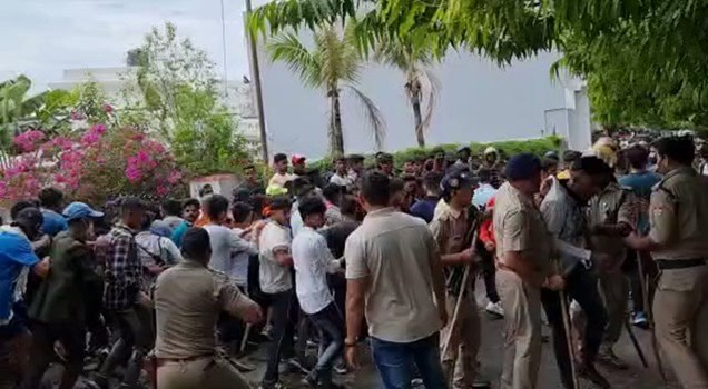 Agneepath Scheme Protest : सड़कों पर उतरे युवा-लाठीचार्ज, शनिवार तक धारा 144 लागू