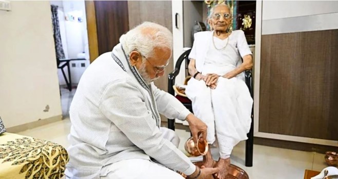 आज PM Modi की मां का 100वां जन्मदिन, आशीर्वाद लेने दो दिन के दौरे पर गुजरात पहुंचे प्रधानमंत्री