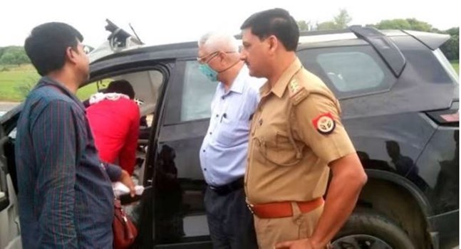 उन्नाव: एक्सप्रेसवे पर कंटेनर और कार की भीषण टक्कर, चार की मौत, दो लोग गंभीर