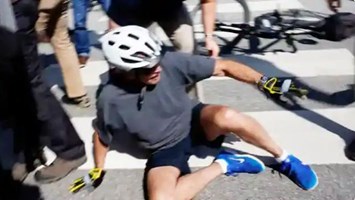 America: साइकिल से नीचे गिरे राष्ट्रपति जो बाइडेन, बोले- पैर फंस गया था, अब ठीक हूं