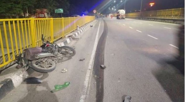 आगरा में भीषण सड़क हादसा, कंटेनर ने बाइक को मारी टक्कर, युवक की मौत