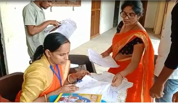 Azamgarh by-election : बीएलओ भगवा ड्रेस पहनकर वोटर को बांट रही पर्ची, आचार संहिता का उल्लंघन