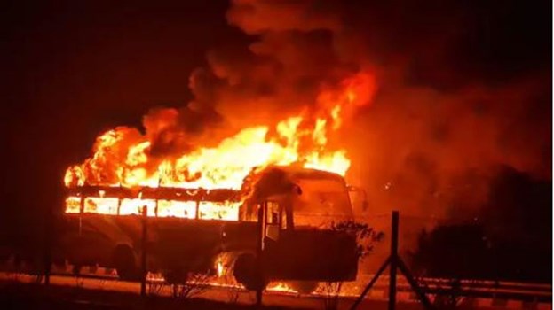 कन्नौज: लखनऊ एक्सप्रेस-वे पर डबल डेकर बस में लगी आग, सवारियों ने खिड़की से कूदकर बचाई जान