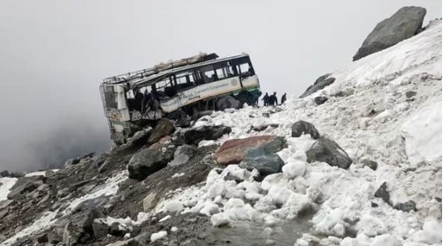 Chamba: पहाड़ी से गिरी चट्टान, बस समेत चार वाहन क्षतिग्रस्त, एक की मौत