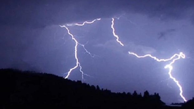 UP में मौत बनकर बरसे बादल, आकाशीय बिजली गिरने से 19 की मौत