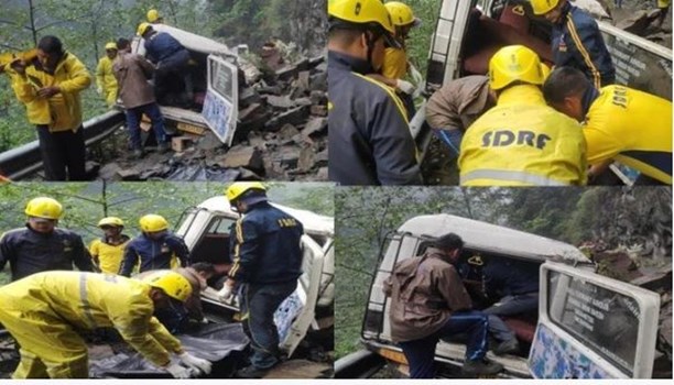 Uttarakhand: बद्रीनाथ से लौट रहे यात्रियों की कार पर गिरा बोल्डर, एक की मौत व 2 घायल