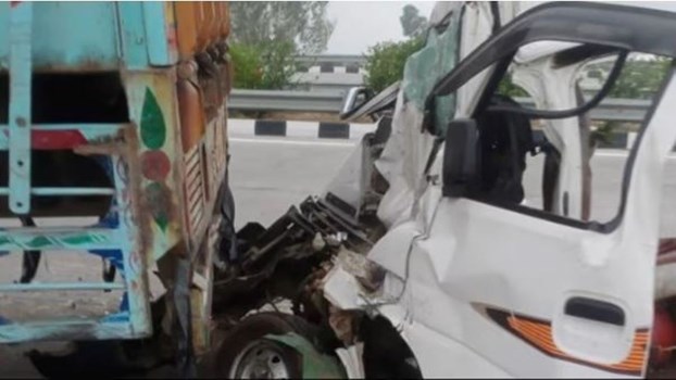 Sonipat: मजदूरों से भरी ईको वैन की ट्रक से टक्कर, दो की मौत, सात घायल