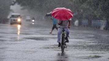 दिल्ली NCR में झमाझम बारिश, ट्रैफिक पुलिस ने इन राज्यों में जारी किया आंधी-तूफान का अलर्ट