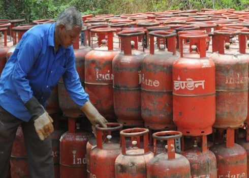 LPG Cylinder: एलपीजी के दामों में 198 रुपये की कटौती, अब इतना सस्ता मिलेगा गैस सिलेंडर