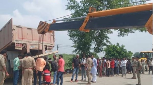 Sultanpur: ट्रेलर ने ई-रिक्शा को मारी जोरदार टक्कर, पांच लोगों की मौत, तीन घायल