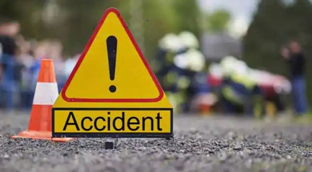 Uttar Pradesh: बहराइच में कार ने बाइक को मारी टक्कर, मां-बेटे की मौत