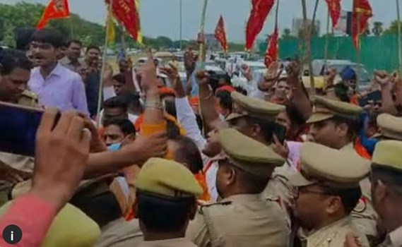 Lucknow: लुलु मॉल के बाहर करणी सेना का विरोध प्रदर्शन, पुलिस ने हिरासत में लिए कई कार्यकर्ता