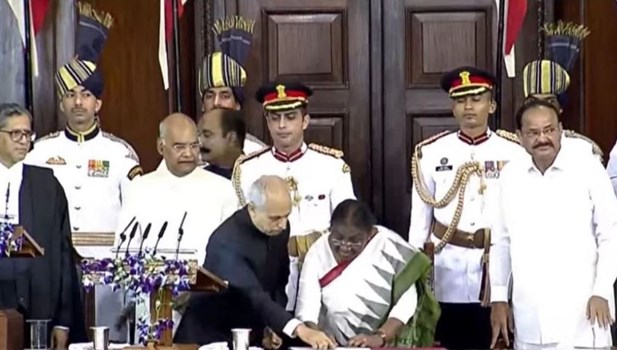 द्रौपदी मुर्मू ने राष्ट्रपति पद किया ग्रहण, CJI एनवी रमण ने दिलाई शपथ