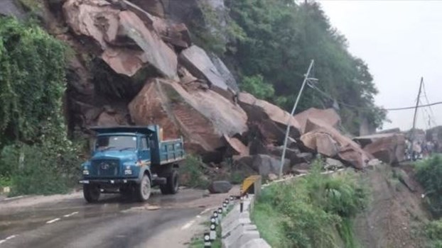 Landslide: चट्टानें गिरने से मनाली-लेह हाईवे 15 घंटे से बाधित, कई वाहन फंसे