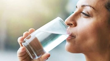 जरूरत से ज्यादा पानी पीने से हो सकती है परेशानी, जानिए कैसे