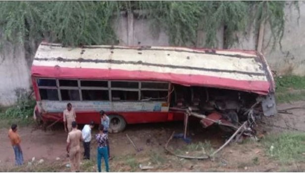 Aligarh: एनएच 91 रिंग रोड फ्लाईओवर से नीचे गिरी बस, एक महिला की मौत, 20 से ज्यादा घायल