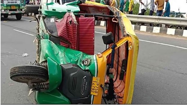 Etawah: ट्रक से टकराकर हाईवे पर पलटा ओवरलोड ऑटो, तीन की मौके पर मौत, सात घायल