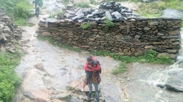 सड़क न होने से बढ़ी लोगों की मुश्किलें, गर्भवती महिला को पीठ पर उठाकर पति ने पहुंचाया अस्पताल 